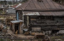 Haus unter einem Blechdach / ***