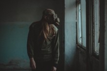 Ein Mann in einer Gasmaske / ***