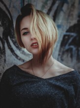  / ***