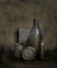 Flasche und ein Buch / ***