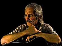 Portrait einer alten Gitarre / ***