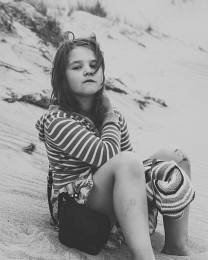 Girl in the dunes / ***