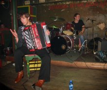 I play the harmonica / ***