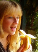 Girl with banana / ***