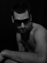 Max / ***