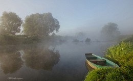 On the sleepy river Silence Descends / ***