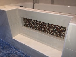 Bildschirm im Badezimmer / ***