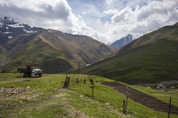 Lost in the mountains / ***