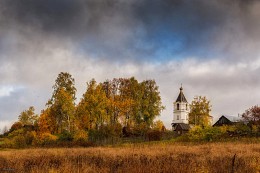 Autumn, a hamlet ... / ***