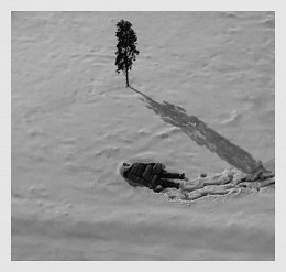 A strange girl in the snow / ***