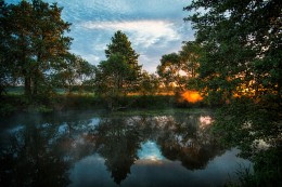 Sonnenaufgang auf dem Fluss / ***