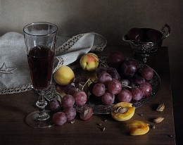 With grapes / ***