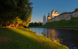 The walls of the Kremlin / ***