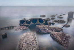 The remains of a pier / ***
