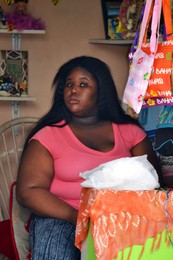 Bahamian beauty behind the counter / ***