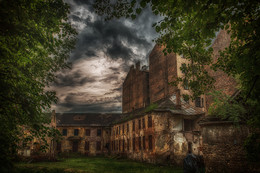 In the back streets of the old town / ***