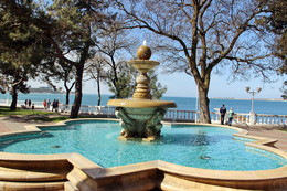 Nahe dem Meer Brunnen / ***