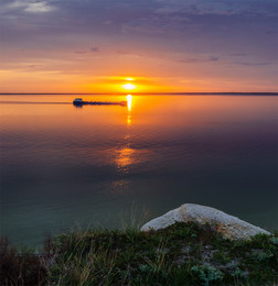 Sonnenaufgang über dem Fluss / ***