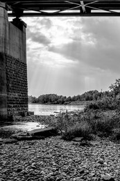 rays under the bridge / ***