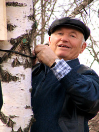 "Luzhkov at a volunteer" / ***