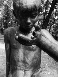 Boy without finger / ***