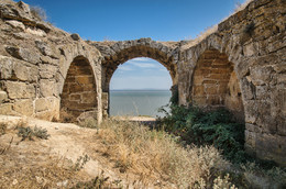 Yeni-Kale Fortress. Moves the top level. / ***
