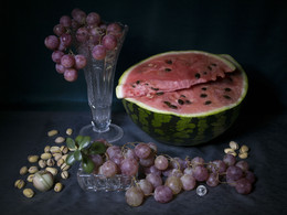 Skizzieren Sie mit Wassermelone und Trauben / ***