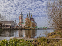 The temple on the river Trubezh / ***