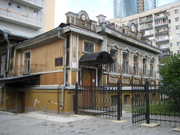 Where is the street where this house / ***
