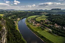 Sicht auf die Ortschaft Rathen. / ***
