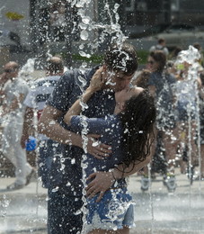 Kiss in the fountain / ***