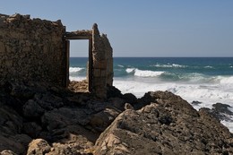 The door to the ocean / ***