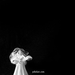 B&W / ***