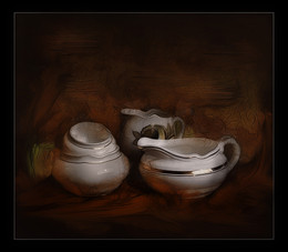 white gravy boat / ***