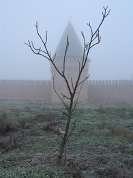 Autumn, Fog, Fortress 2 / ***