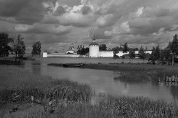 Kirillov-Belozersky Monastery in daylight / ***