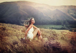 Girl mountain wind. / ***