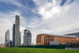 Milano | Piazza Gae Aulenti / Skyliner im neuen Viertel Porta Nouva. Architekt des höchsten Gebäudes von Italien, das Unicredit-Hochhaus, ist der argentinische Architekt César Pelli, siehe unter mehr
Fotos in Mailand unter:
http://photobaechler.ch/Staedte,%20Reisen,%20Ferien/Milano/index.
html