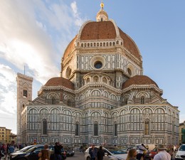 Florenz | Dom Santa Maria del Fiore / Der Dom, der von 1294-1436 in über 140 Jahren Bauzeit erstellt wurde, kann man sich wahrlich nur Vorstellen, wenn man den Bau vor Ort gesehen hat. Extrem viele aufwendige Details bis zu oberst in die Dachspitze. Der Dom wurde mit vier Architekten erstellt und das sieht man auch den Stilen an. Eindrücklich.
Mehr Fotos von Florenz unter:
http://photobaechler.ch/Staedte,%20Reisen,%20Ferien/Florenz/index
.html