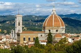 Florenz | Dom Santa Maria del Fiore / Der Dom, der von 1294-1436 in über 140 Jahren Bauzeit erstellt wurde, kann man sich wahrlich nur Vorstellen, wenn man den Bau vor Ort gesehen hat. Extrem viele aufwendige Details bis zu oberst in die Dachspitze. Der Dom wurde mit vier Architekten erstellt und das sieht man auch den Stilen an. Eindrücklich.