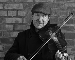 The violin player. / ***