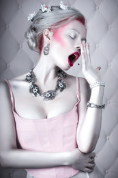Marie-Antoinette / A closed mouth catches no flies