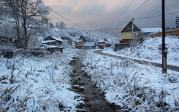 Evening quietly crept to the village ... / ***