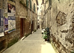 Kleine Gasse in Pitigliano / ***