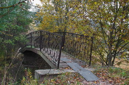 Bridge in autumn / ***