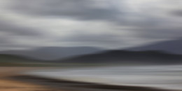 IRLAND (Wischer) / Irlands Küste. Bei dem starken wind hatte ich Probleme, mein Stativ zum stehen zu bringen. So entschloss ich mich beim auslösen meine Kamera mit zu ziehen. S0 entstand, aus der Not heraus, ein "WISCHER"
