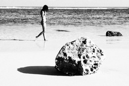 Cherchez la femme / girl on a beach