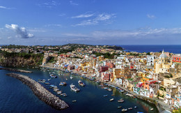 Italy / ***