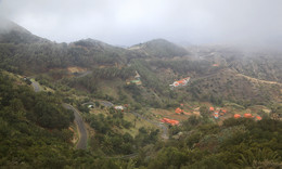 TALBLICK / Ich war wieder einmal unterwegs in der Bergwelt von LA GOMERA. Bei dieser Ansicht eines Tales kam es mir vor, als hätte ich meine MODELLEISENBAHN von damls vor mir.