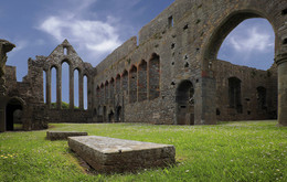 HISTORY / Neben TOLLEN LANDSCHAFTEN und KÜSTENREGIONEN wird man in Irland immer wieder an die VERGANGENHEIT durch solche beeindruckenden RUINEN erinnert.